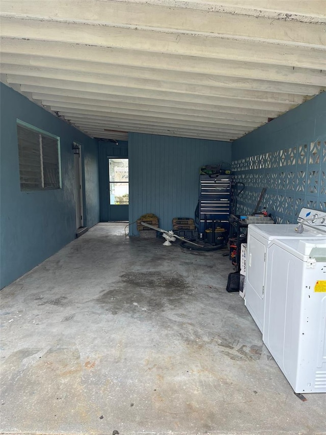 garage featuring washing machine and clothes dryer