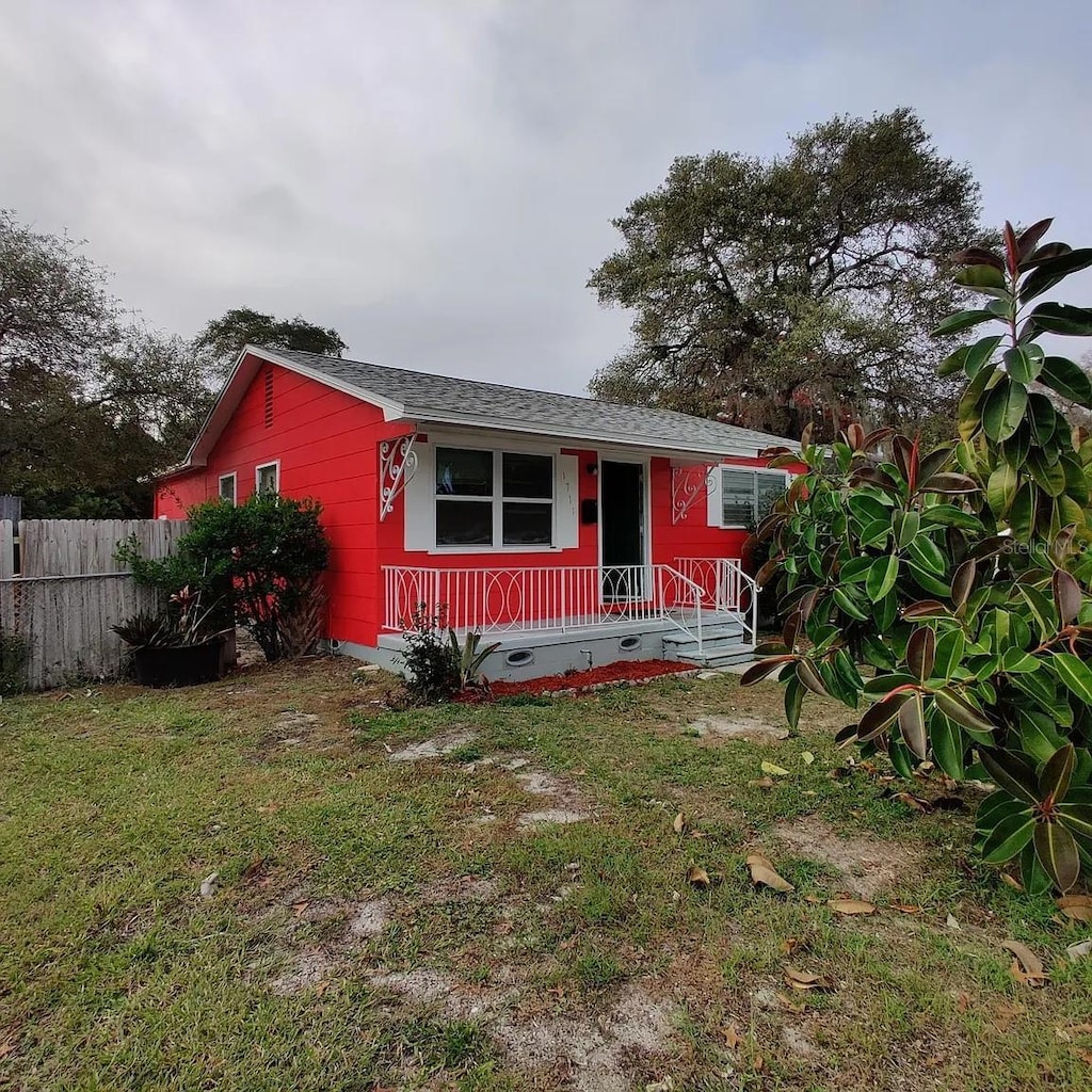 view of front of house featuring a front yard