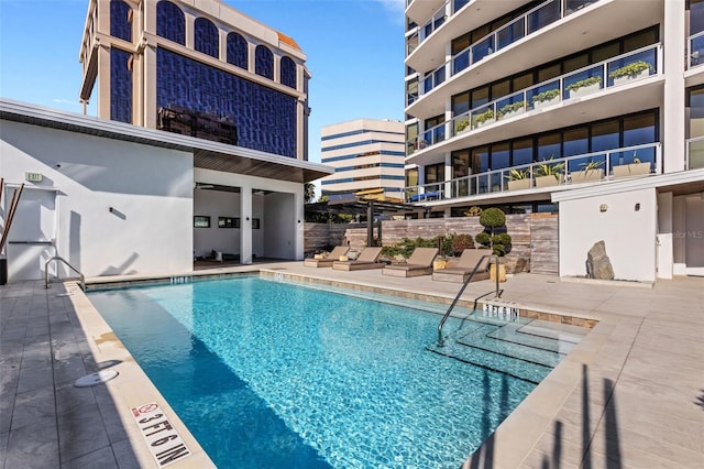 view of swimming pool