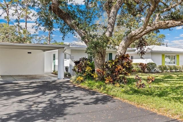 view of front of property featuring a carport and a front yard