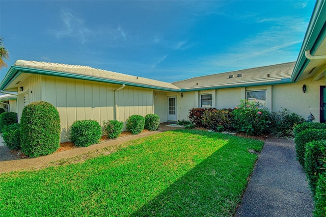 view of front of house featuring a front yard