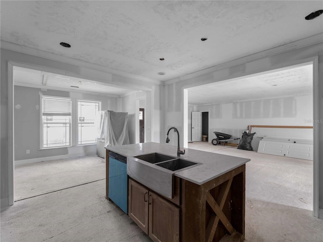 kitchen featuring crown molding, sink, a center island with sink, and dishwashing machine