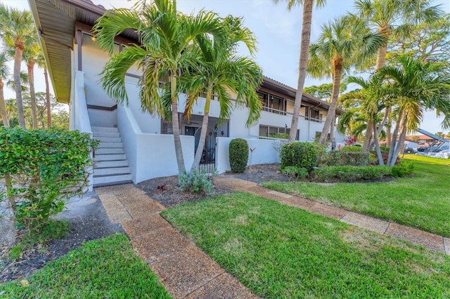 view of front of house featuring a front yard