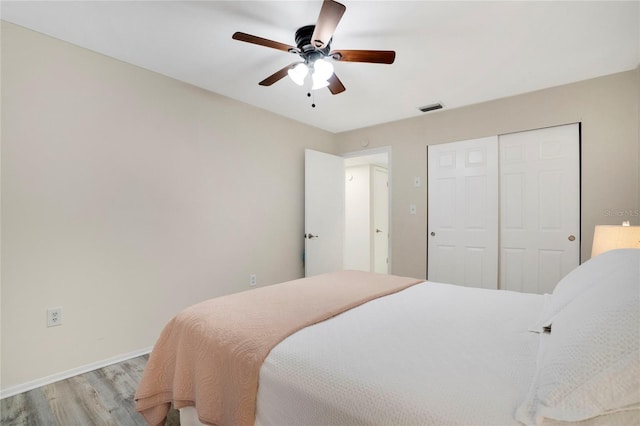 2211 Sunset Dr Unit E3, Bradenton, FL 34207 - bedroom with light hardwood / wood-style floors, a closet, and ceiling fan