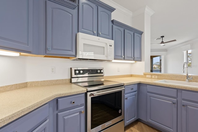 kitchen featuring electric stove, ornamental molding, blue cabinets, and sink