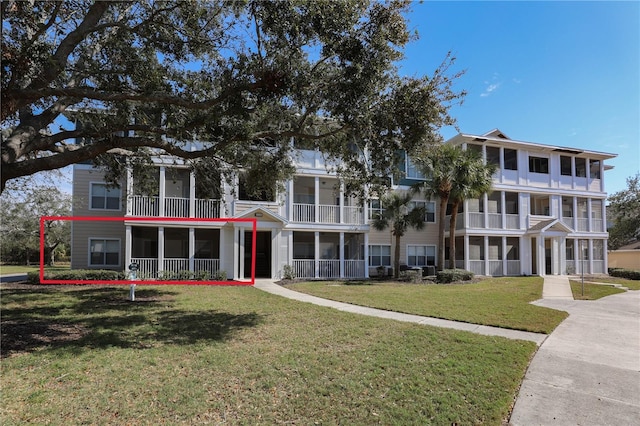 view of front of house featuring a front lawn