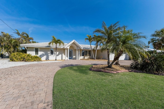 single story home with a front lawn