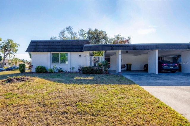 view of front of property featuring a carport and a front yard