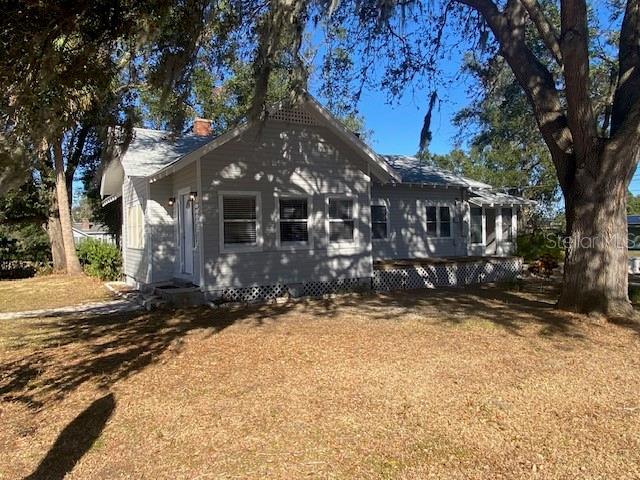 view of front of house with a front lawn