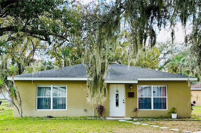 single story home featuring a front yard