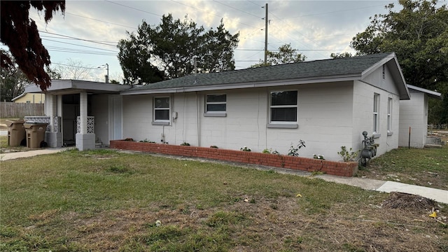 view of front of property featuring a front yard