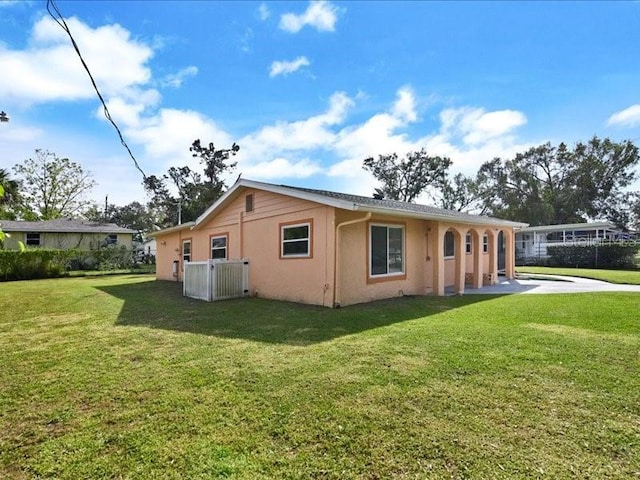 view of side of property featuring a lawn