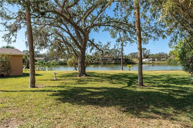 view of yard featuring a water view