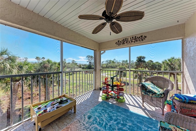 sunroom with ceiling fan