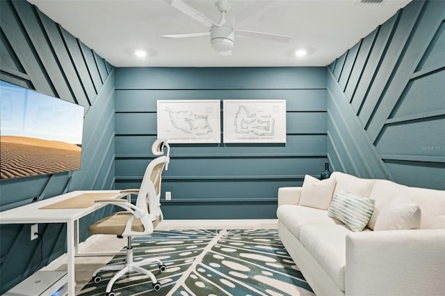 sitting room with ceiling fan