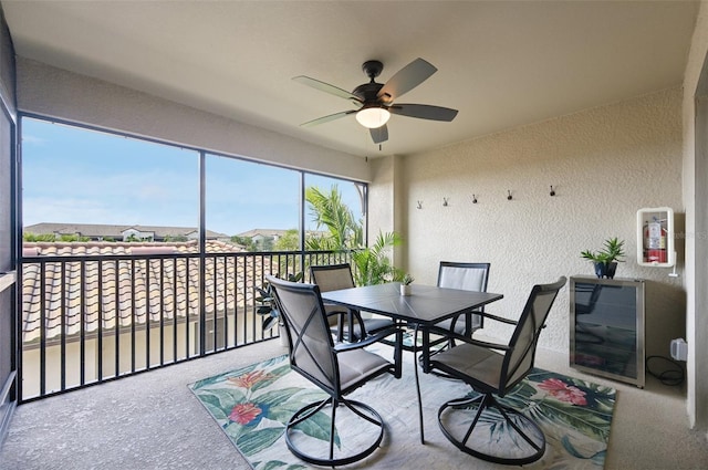 sunroom with ceiling fan