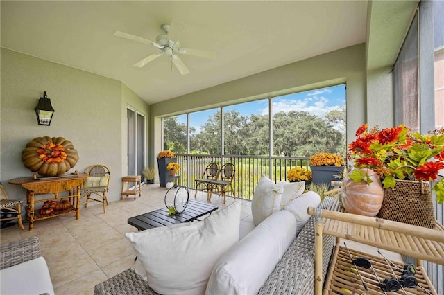 sunroom with ceiling fan