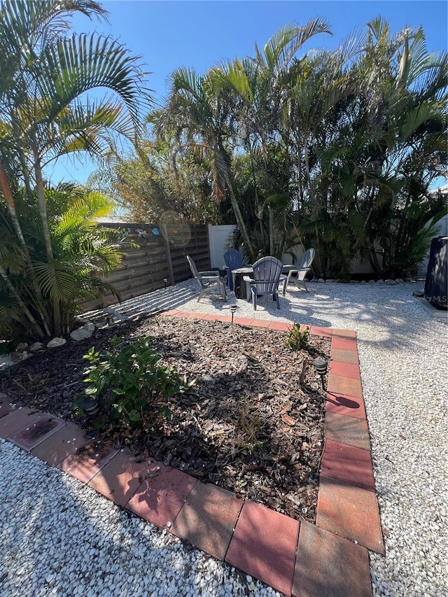 view of yard featuring a patio area