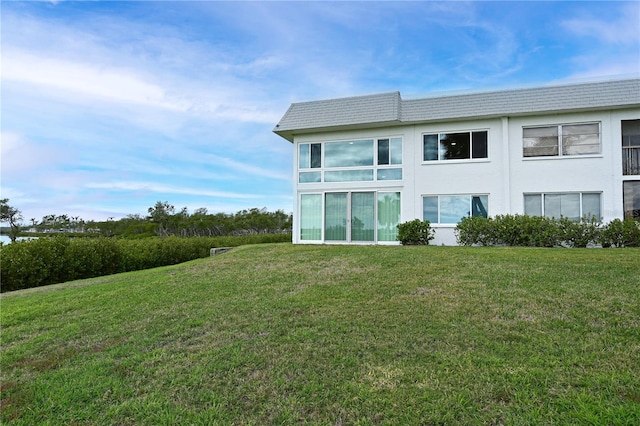 back of house featuring a lawn