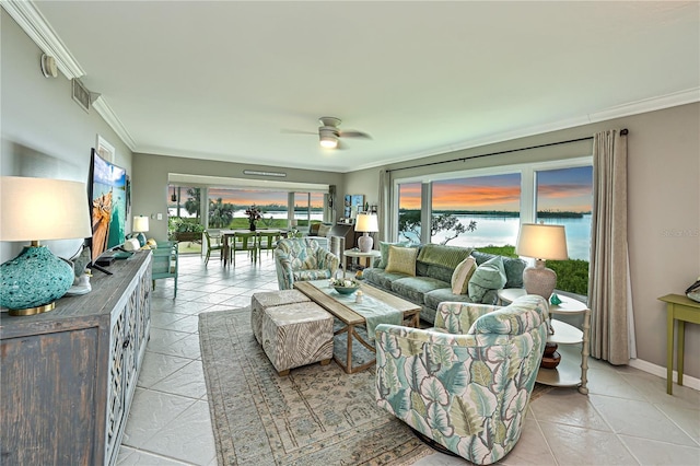 living room featuring ceiling fan, ornamental molding, visible vents, and baseboards