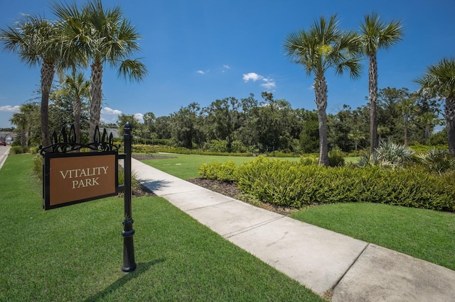 view of property's community featuring a lawn