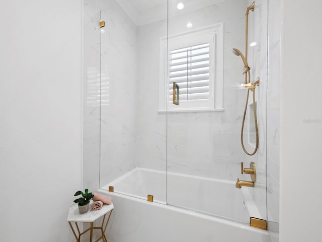 bathroom featuring tiled shower / bath