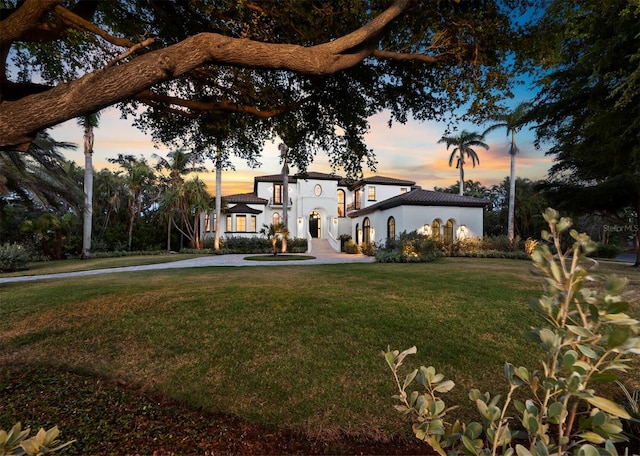 view of yard at dusk