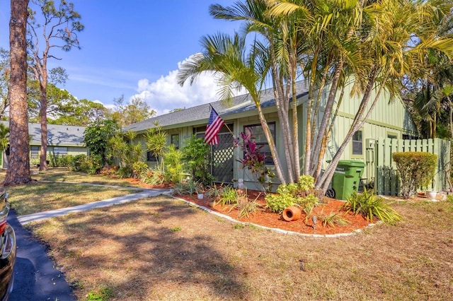 view of front of property with a front yard