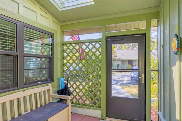 sunroom / solarium featuring a skylight