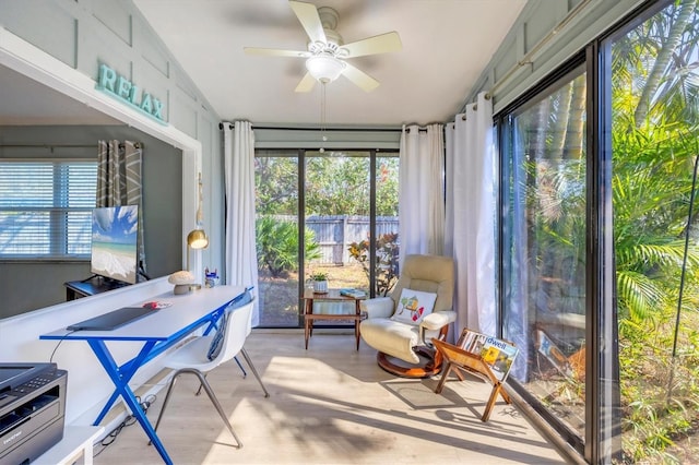 sunroom with ceiling fan