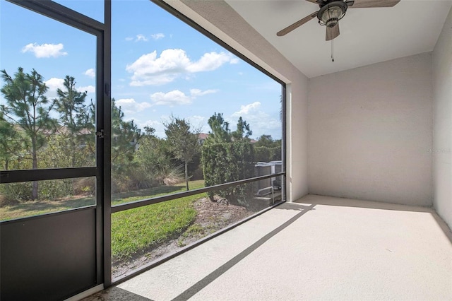 sunroom with ceiling fan