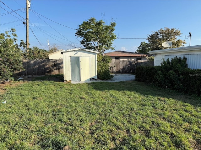 view of yard featuring a storage shed