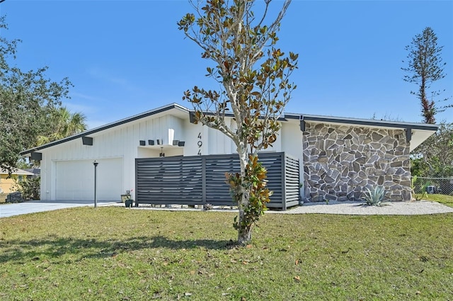 view of front of home featuring a garage and a front yard