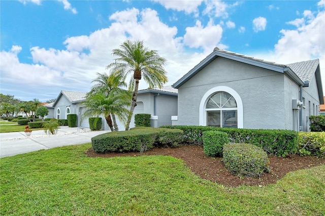 view of front of house featuring a garage and a front yard