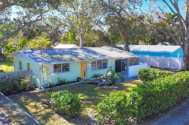 single story home featuring a front lawn