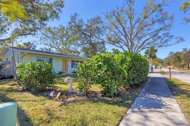 view of front of property featuring a front lawn