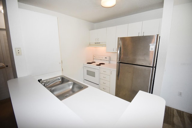 kitchen with electric stove, sink, stainless steel refrigerator, white cabinetry, and kitchen peninsula