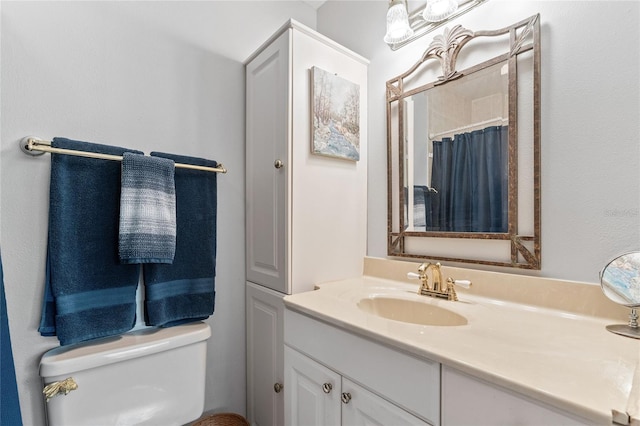 bathroom with a shower with curtain, vanity, and toilet