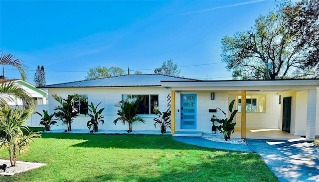 view of front of house featuring a front lawn and a carport