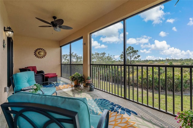 sunroom with ceiling fan