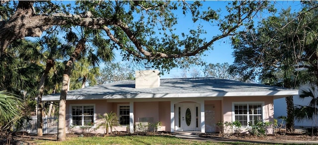 view of front facade with a front lawn