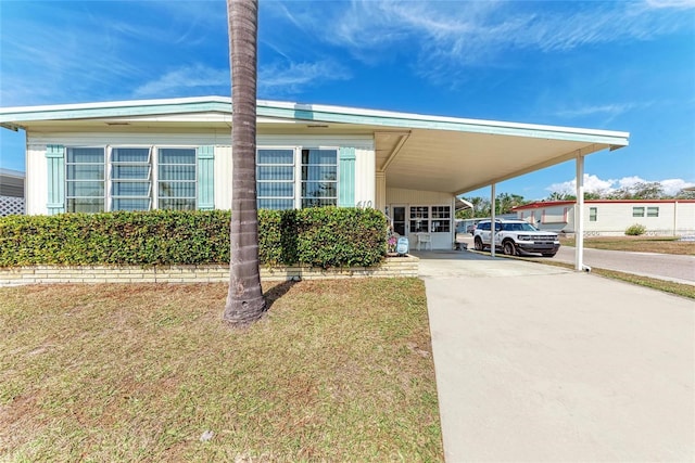 view of front of home featuring a carport and a front yard