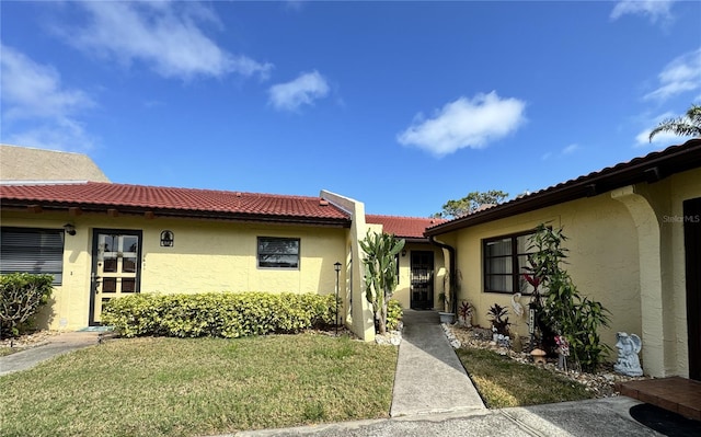 view of front of house with a front lawn