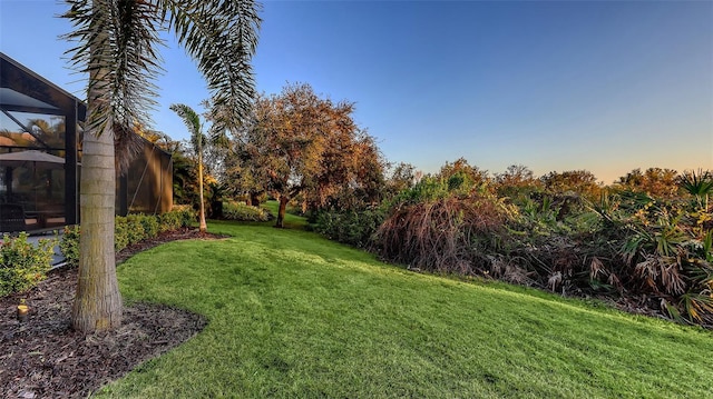 view of yard at dusk