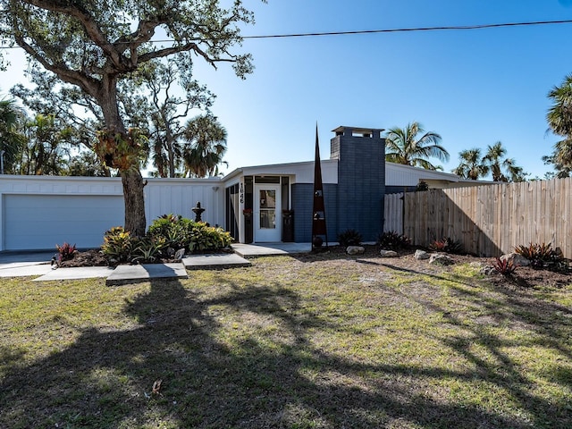 view of front facade featuring a garage and a front yard