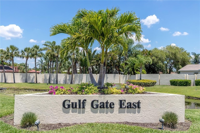 community sign featuring a yard and fence