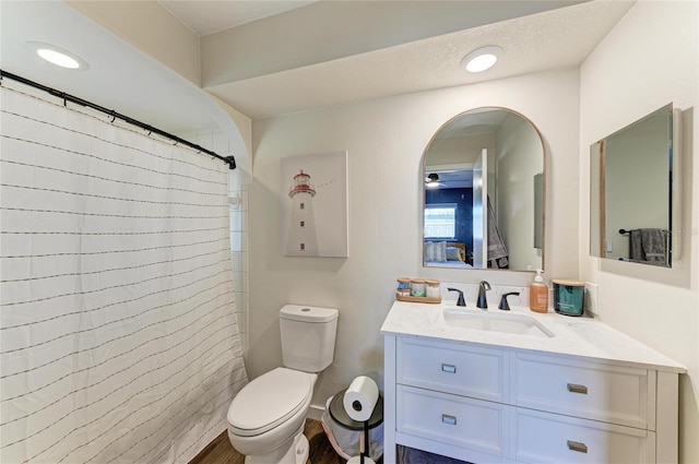 full bath featuring toilet, a shower with curtain, recessed lighting, and vanity