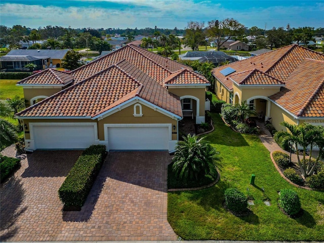 view of front facade featuring a garage and a front yard