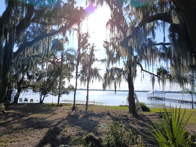 view of yard featuring a water view