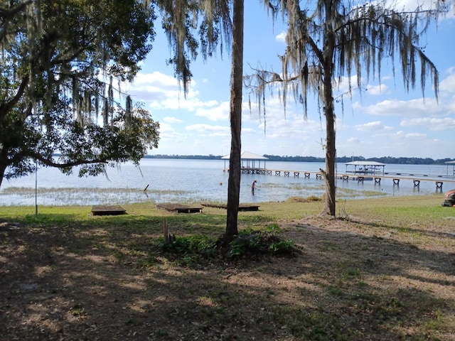 view of yard featuring a water view